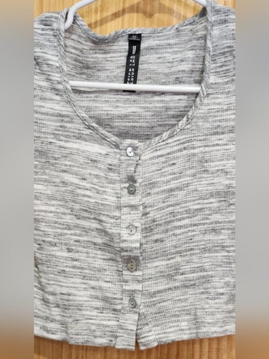 LORD & TAYLOR- Design Lab:Gray Button-Up Ribbed Top - Picture 2 of 5